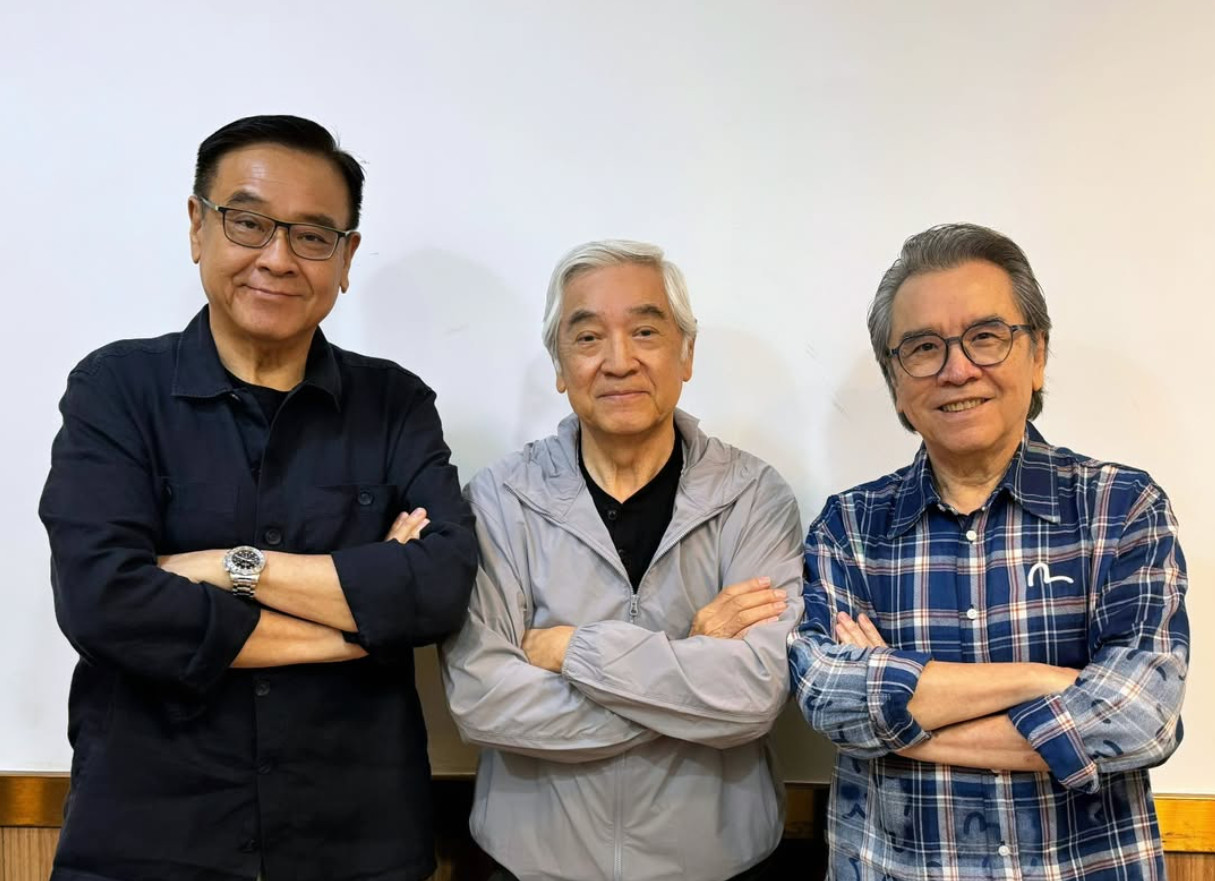 尔冬升之后，姜大卫也晒出三兄弟的合照。​​​