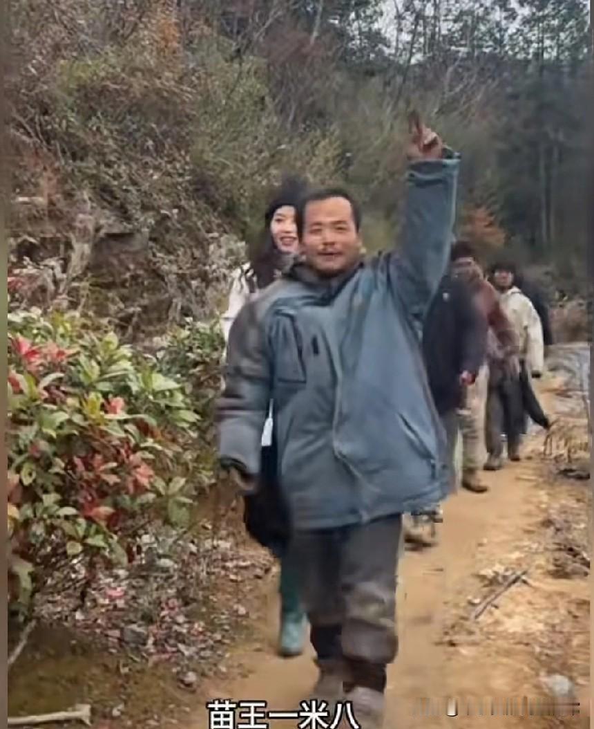 荒野求生下山了，是放虎归山啊！刚蹲到七星山荒野赛14强下山现场——这群人哪像