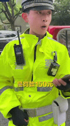 上海，女子开车追尾了，交警过来处理。谁知道刚告知处罚结果，女子当场摆手推脱：“你