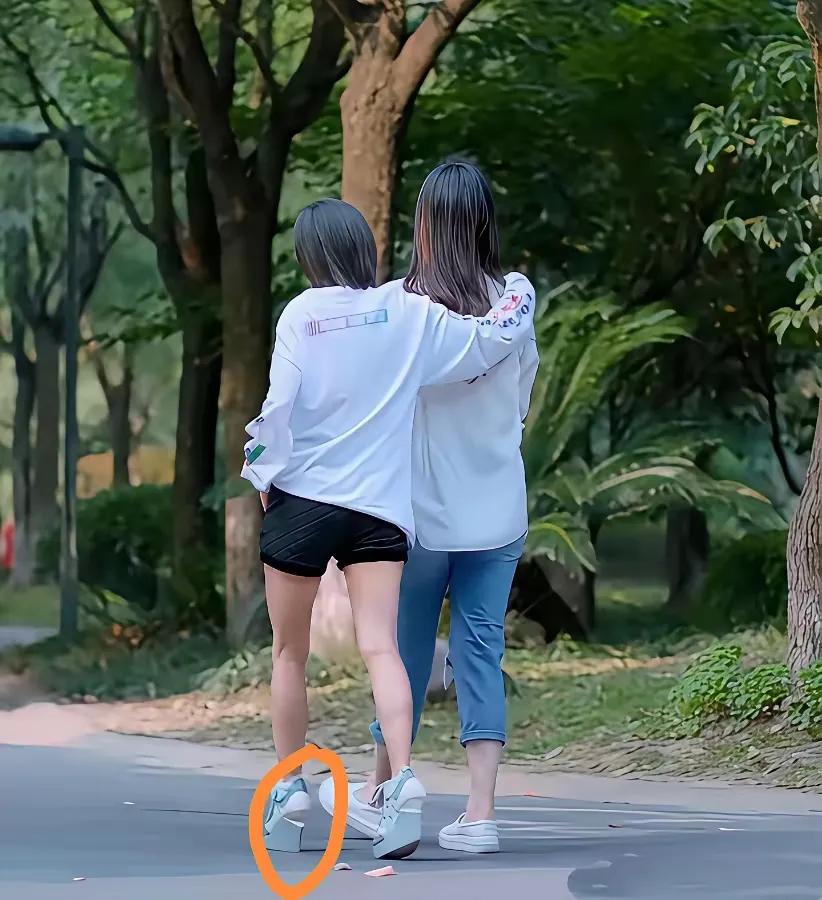 王子文这可是定制的鞋子呀？蒋欣走比她高那么多怎么还一脸愁容？她俩一起看着王子