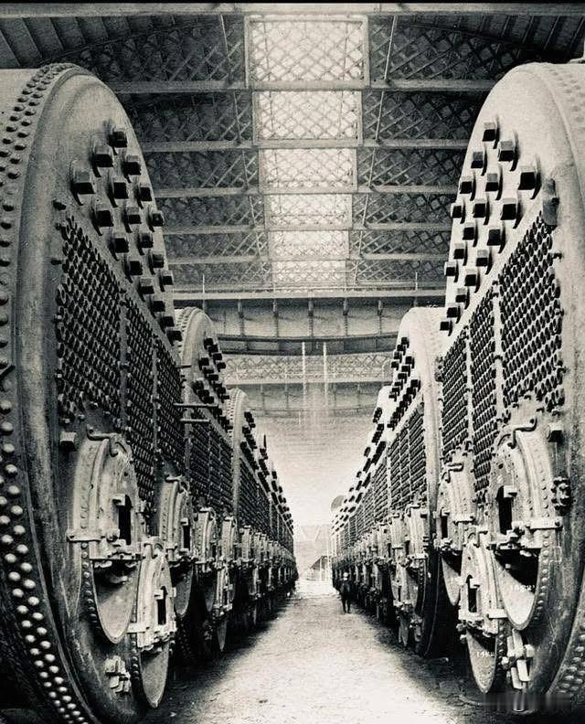 早期舰船燃煤锅炉需要数百号人来填煤，像铁达尼号邮轮，因为搭载着29个锅炉拥有15