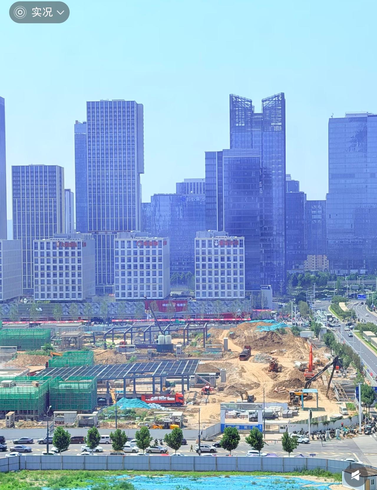 郑州胖东来首店建设近况图中工地便是落地郑州东站东广场的胖东来省会首店，也是