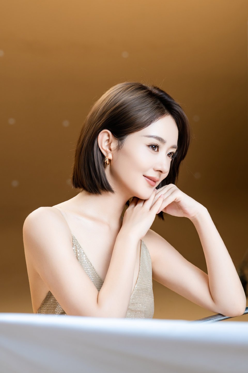 赵丽颖科兰黎这组最新物料太美了气质干净利落，温婉大气​​​