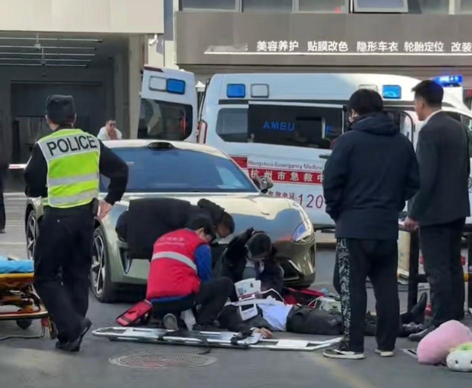 浙江杭州，某粮max车主在提车当天，疑是在园区内撞倒中升销售……事故具体原因，