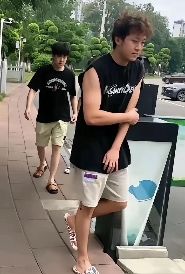 王楚钦开着百万大G去机场接的，不是女友，不是爸妈，是他那个被全网骂“抢风头”的助
