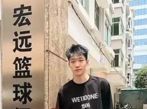 广东上调潜力内线张家睿，新赛季出任焦泊乔替补广东男篮完成梯队人员提拔，年仅