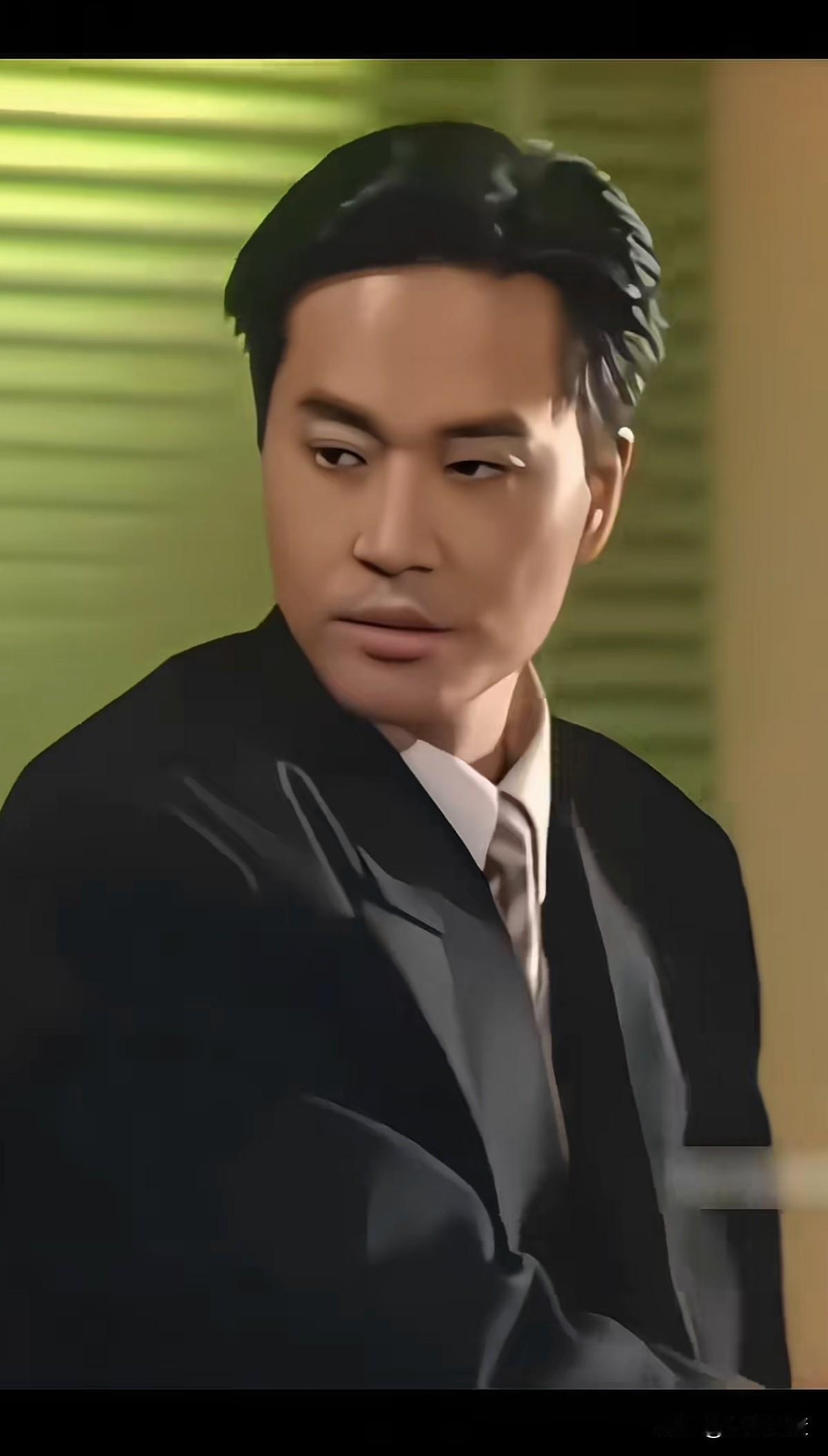 都说刘德华，黎明是港星里最帅的，然而颜值真不一定比得过他，他是早期香港TVB