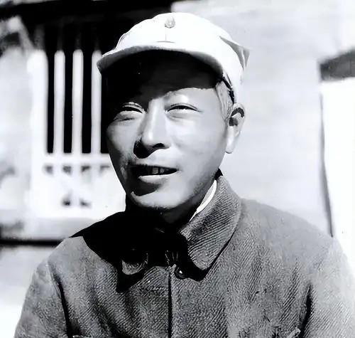 1956年，一解放军少尉副连长转去厅属建筑公司任保卫科干事，月薪66元，谁知，第