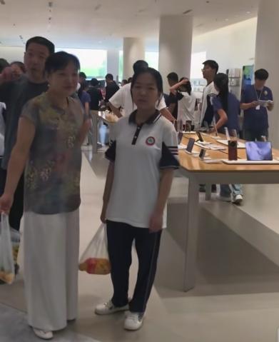 华为手机店真是发财了！这不，在6月9日高考结束后，各地的华为手机店都人满为患了，