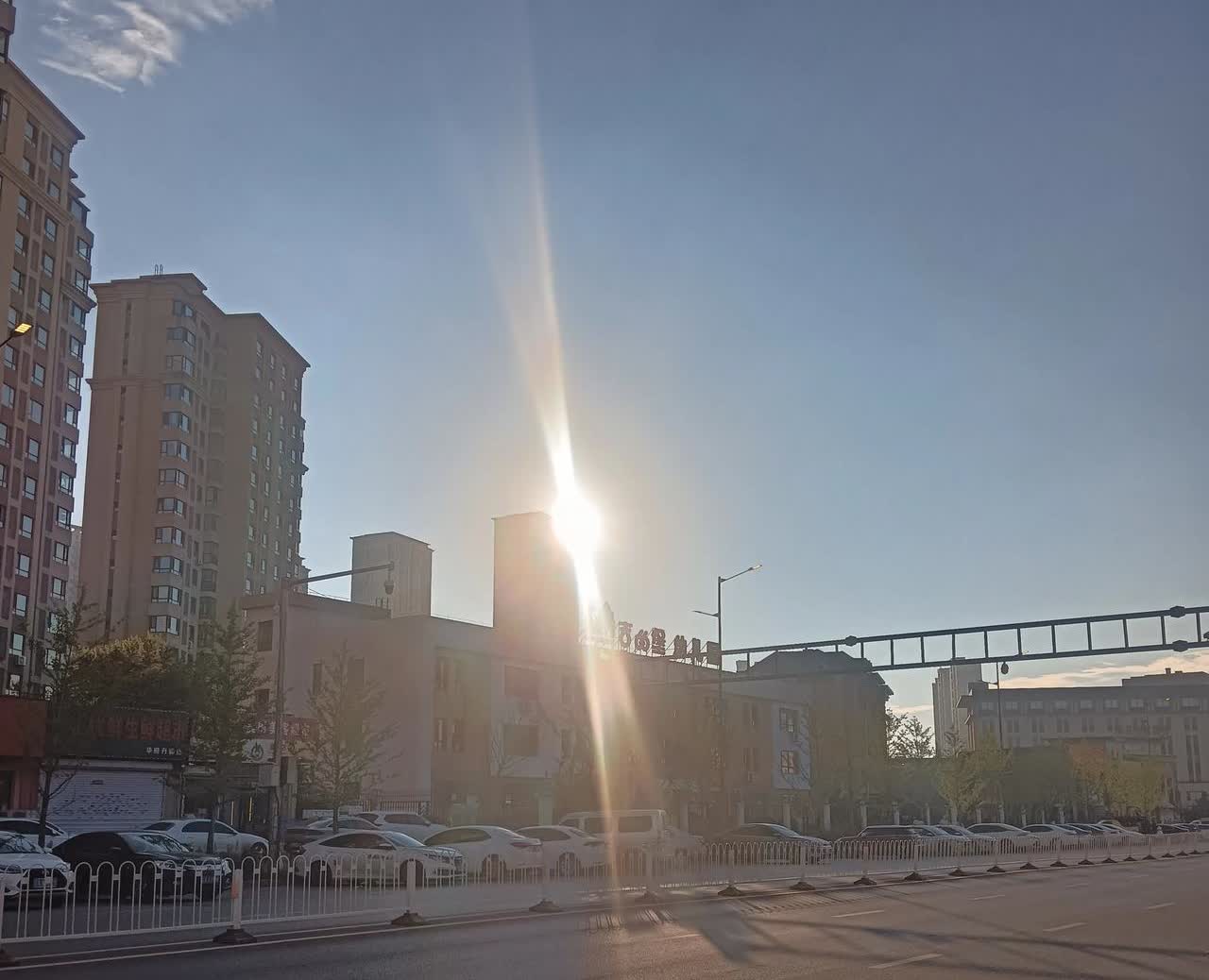 昨天上班听同事念叨的消息，说一个90后男子开车四次碰撞致老年人死亡。事情起因很小