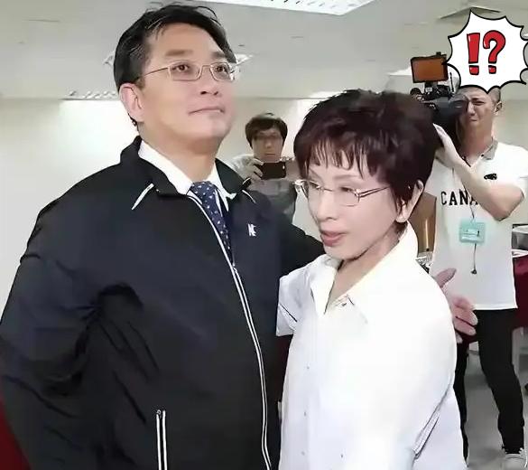 刚被日媒封“统一女神”，转头就拿统派开刀？郑丽文这波操作简直把“双面”玩