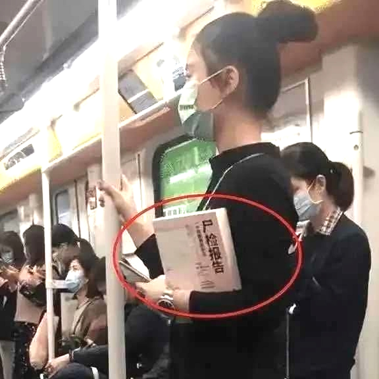 本想上去搭讪的...不知如何开口...