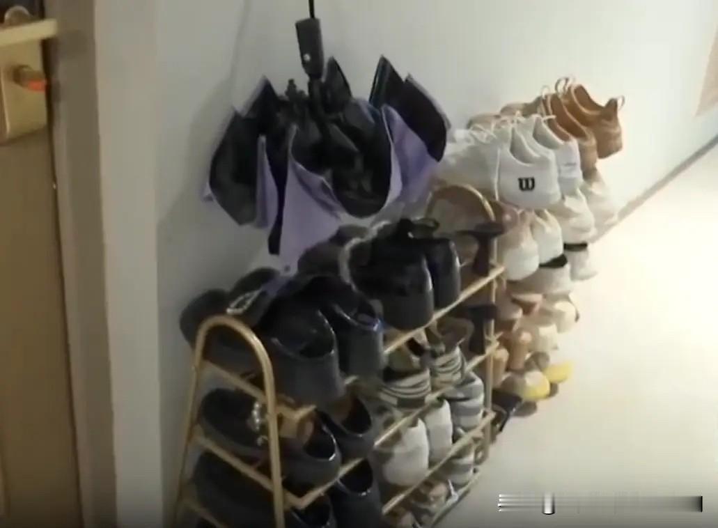 浙江杭州，一女子旅游回来在家休息，突然手机可视门铃弹出预警画面。女子点开监控，竟