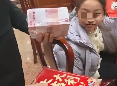 泪目了！2月16日，浙江绍兴柯桥，一位老父亲过年给小辈发红包，媳妇10万，女儿1