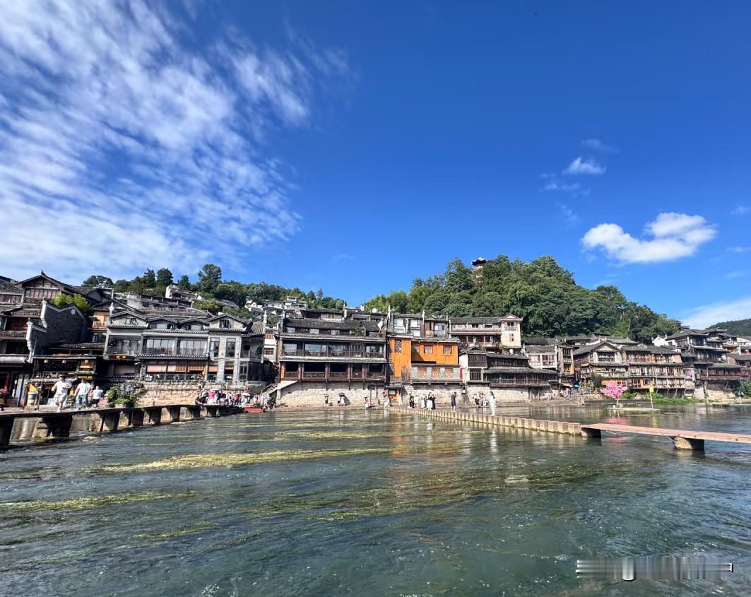 从长沙到张家界再到凤凰古城，前半段行程还算顺利，接驳车便捷，入住的酒店更是让人眼