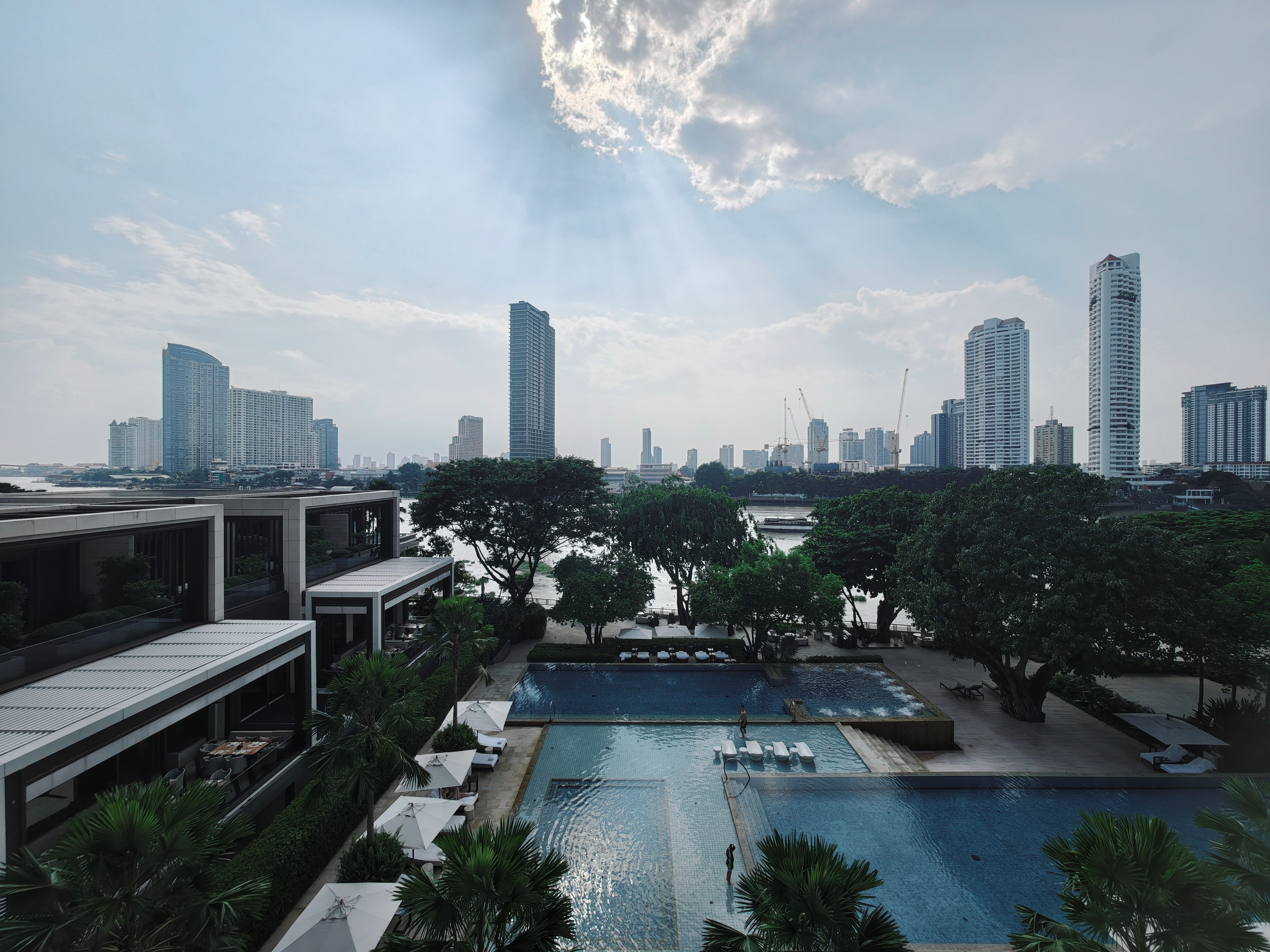 曼谷湄南河四季酒店的设计非常惊艳，空旷静谧，对于空间的使用极为奢侈，很难相信这是