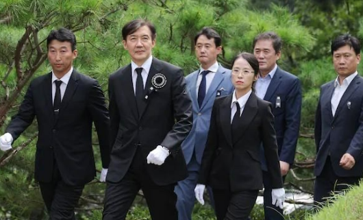 韩国社会对曹国看法大致分三种：审判论、恕罪论、昭雪论，执政党不少人持昭雪论。在他