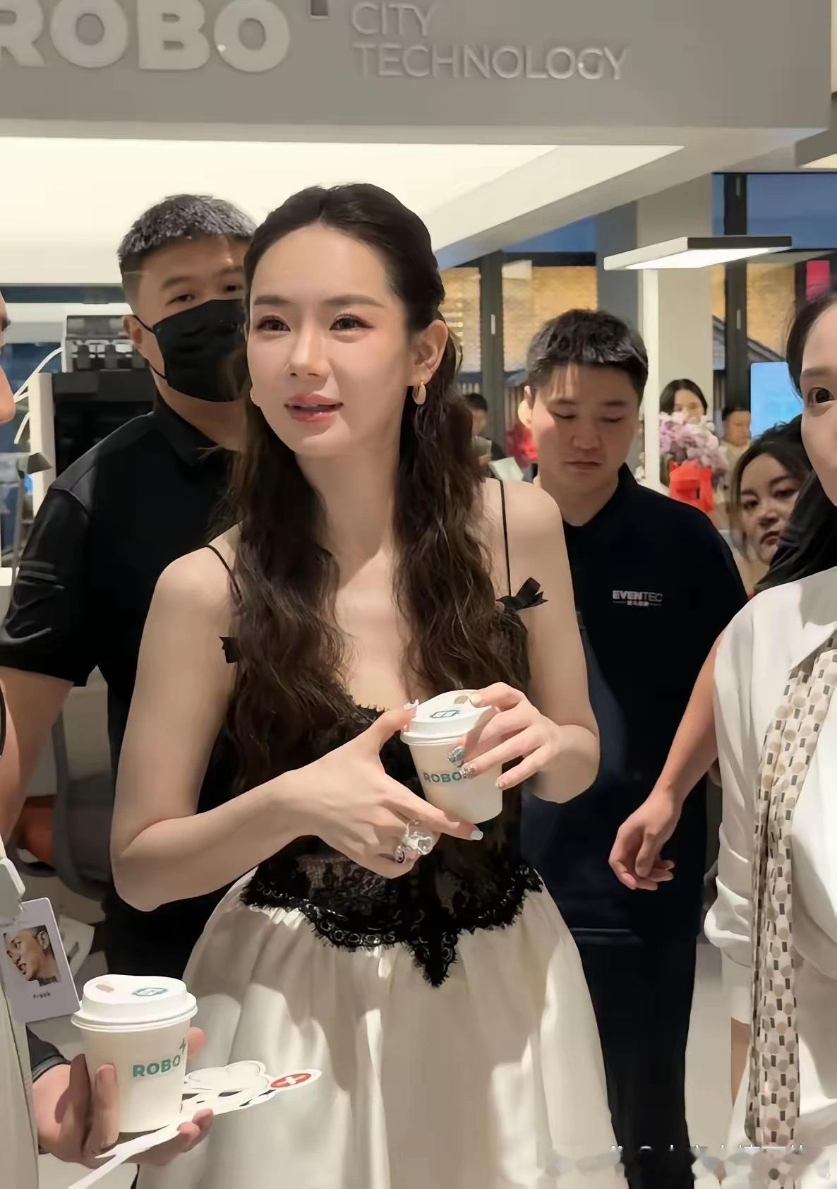 感觉戚薇的面相又变了，不会又医美了吧，脸不能经常动啊，否则后果很严重的。