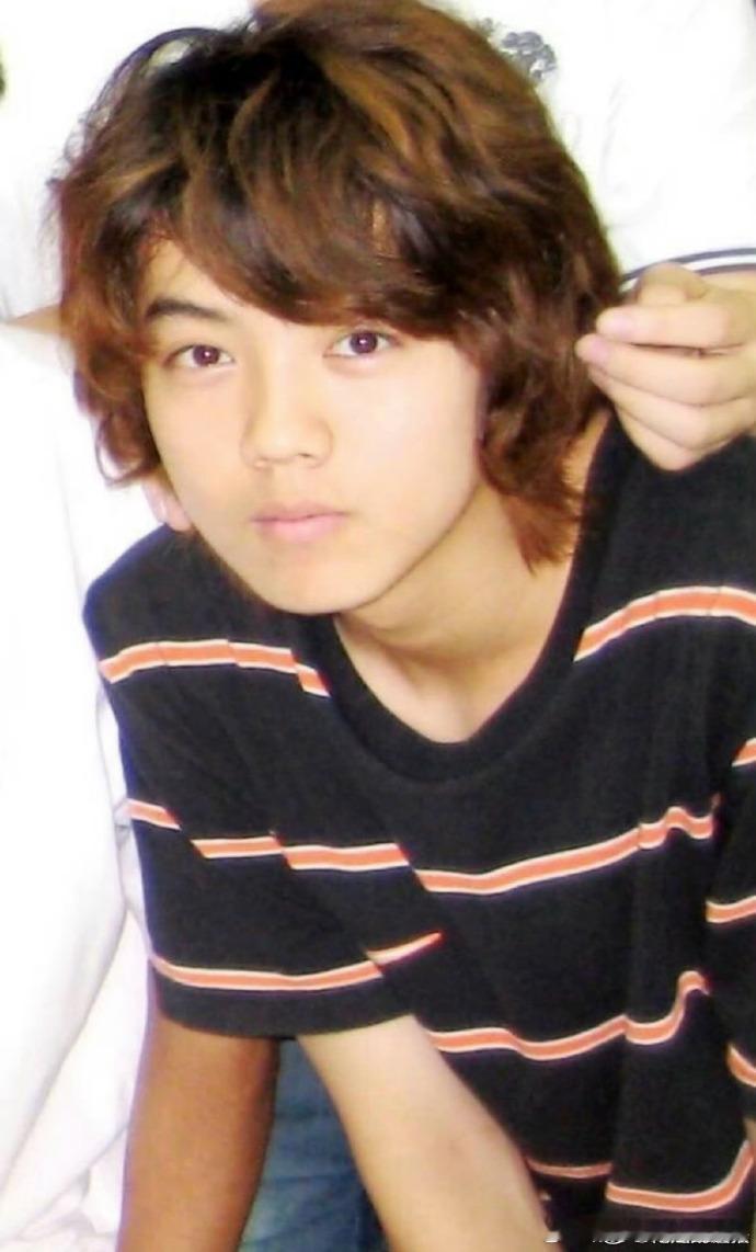 鹿晗“非过但没丑过”！早期潮流卷发+花衬衫虽有争议，却难掩五官精致与神颜底