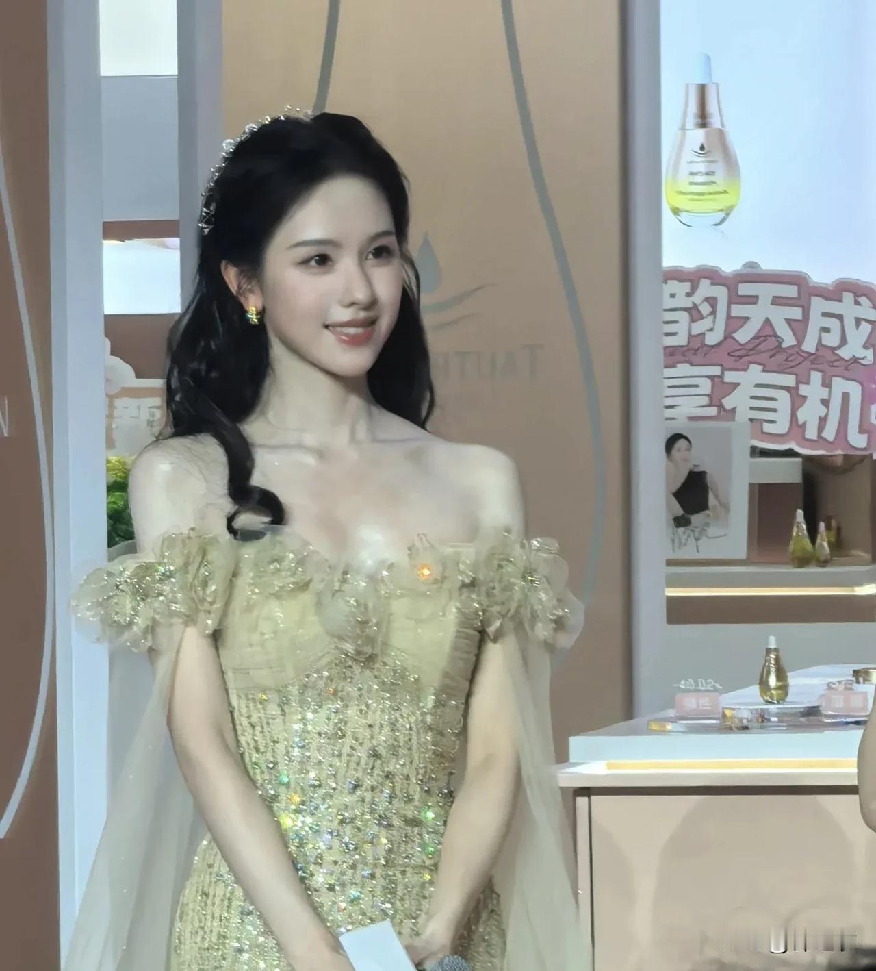 陈都灵的鼻尖挺高很好看，就是山根起点不是很高，眉弓到鼻子过渡是自然柔和的，但她的