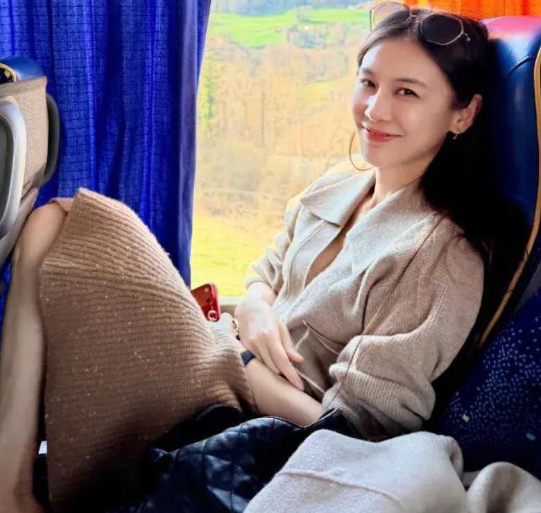 黄圣依成名后解约，结婚。上完综艺后离婚，留学。 婚姻里满是疲惫，离婚后满是洒