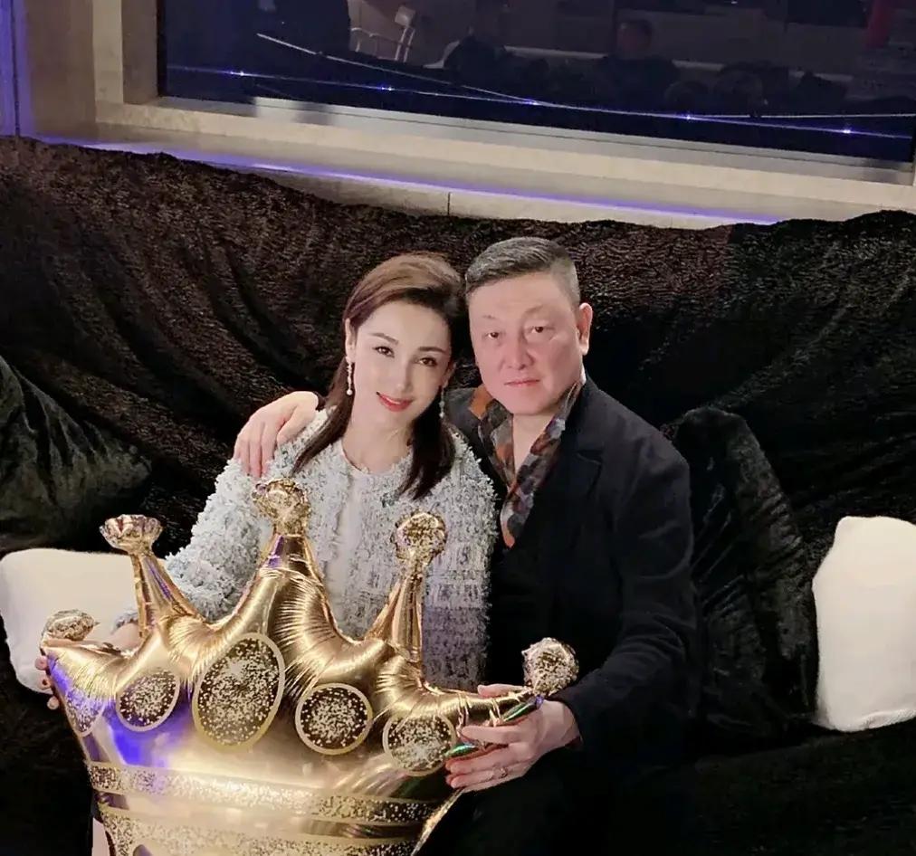 58岁韩磊回到内蒙古老家参加婚宴，和妻子穿中式情侣上衣，卸下明星光环，宴席谦卑