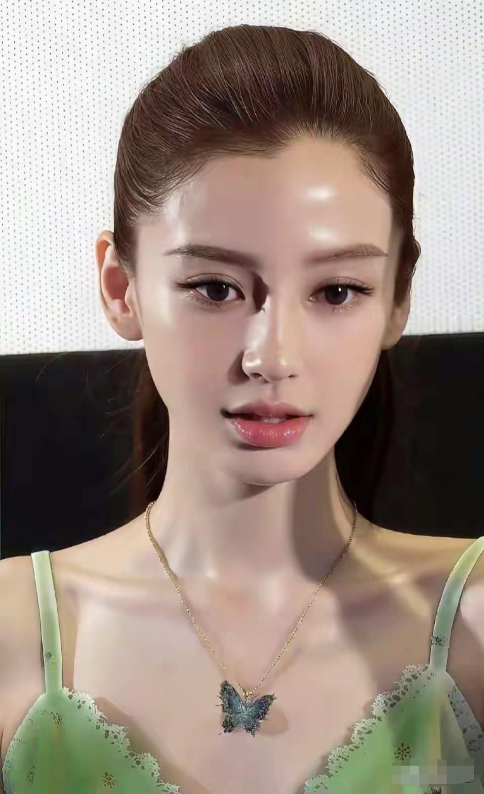 杨颖这张脸才是真正的完美无瑕。每个部位都长的非常精致漂亮，挑不出一点毛病。妥妥的