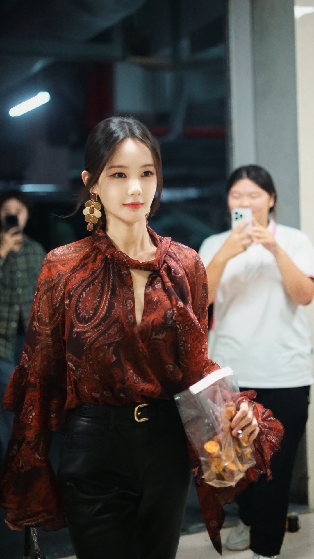李一桐今天是港风姐姐🤩酷酷飒飒的余梦期待美人余​​​