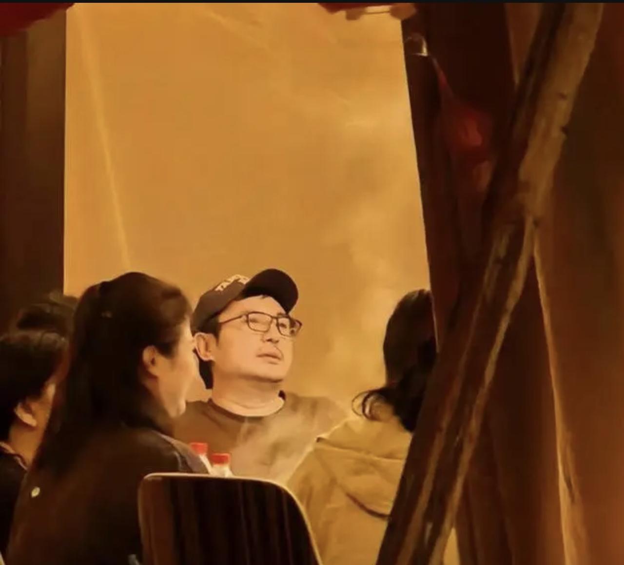 沈腾老婆真变了。大年初八三亚家宴，王琦素颜出镜，状态让人一愣。你细看那几张偷