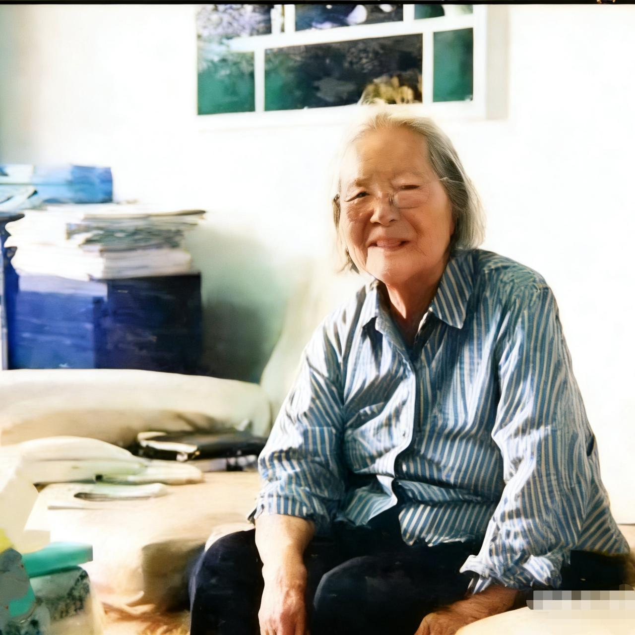 2003年，已经退休多年的傅冬菊，坐在简陋的客厅接受采访，一张罕见的留影，估计大