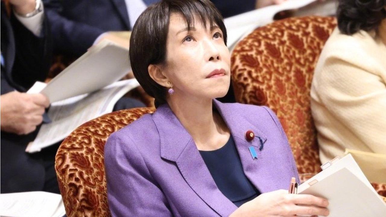 日本首相高市早苗半个月前访印，莫迪一句“美丽的妹妹”，她一句“以后就是兄妹”，两