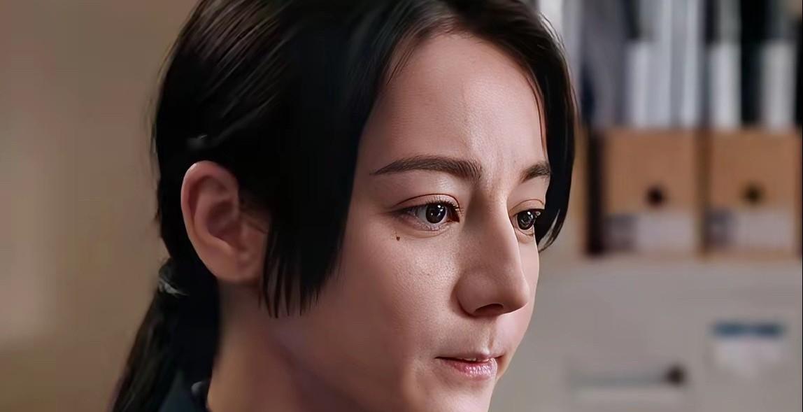 迪丽热巴在《利剑玫瑰》里素颜演女警，容我说句实话，有点显老？她以前是古偶女神，