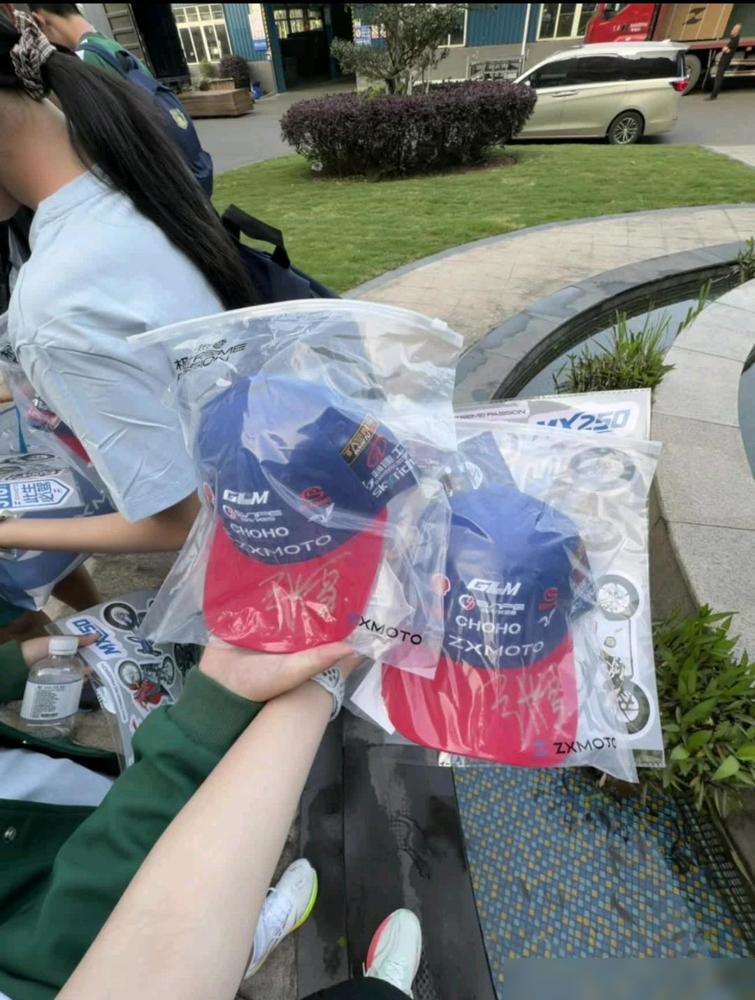 张雪儿子的同班同学发视频称，在校园里参加完学校运动会之后，张雪请儿子的同班同学们