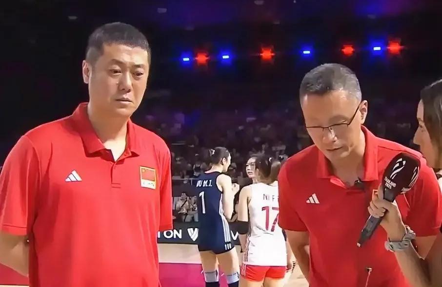 赵勇大声骂人，感觉他的脑门都气青了！中国女排第二局被哥伦比亚女排拿下，局间休息时