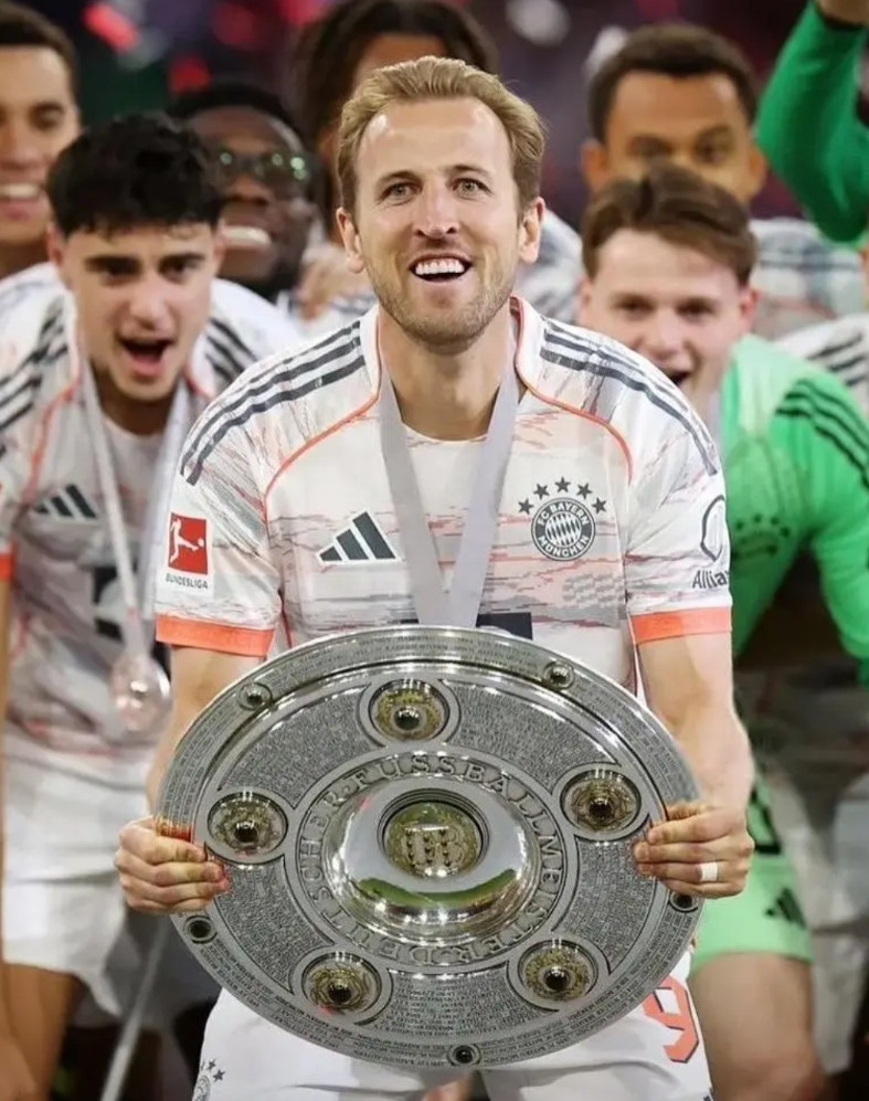 凯恩可以高呼：“我们是冠军！”这是凯恩的第三个冠军！第二个德甲冠军！可以说凯恩