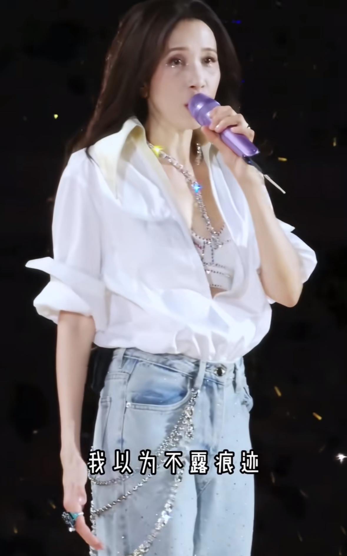 莫文蔚用一件衬衫加牛仔裤狠狠打了张靓颖的脸演唱会好不好看真不一定是要
