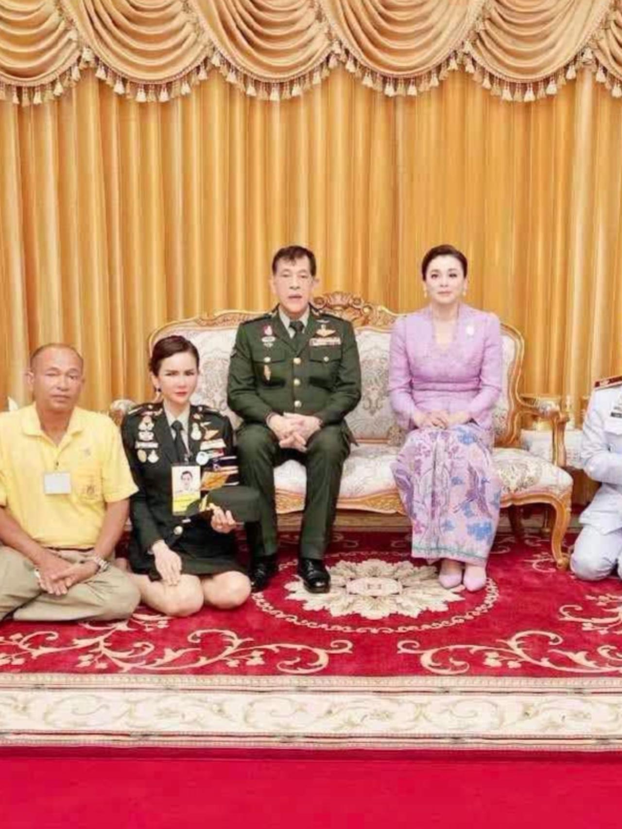 巴帕颂携全家人，觐见泰王和苏提达泰国王室最近流出一张老照片，巴帕颂带着全家去觐