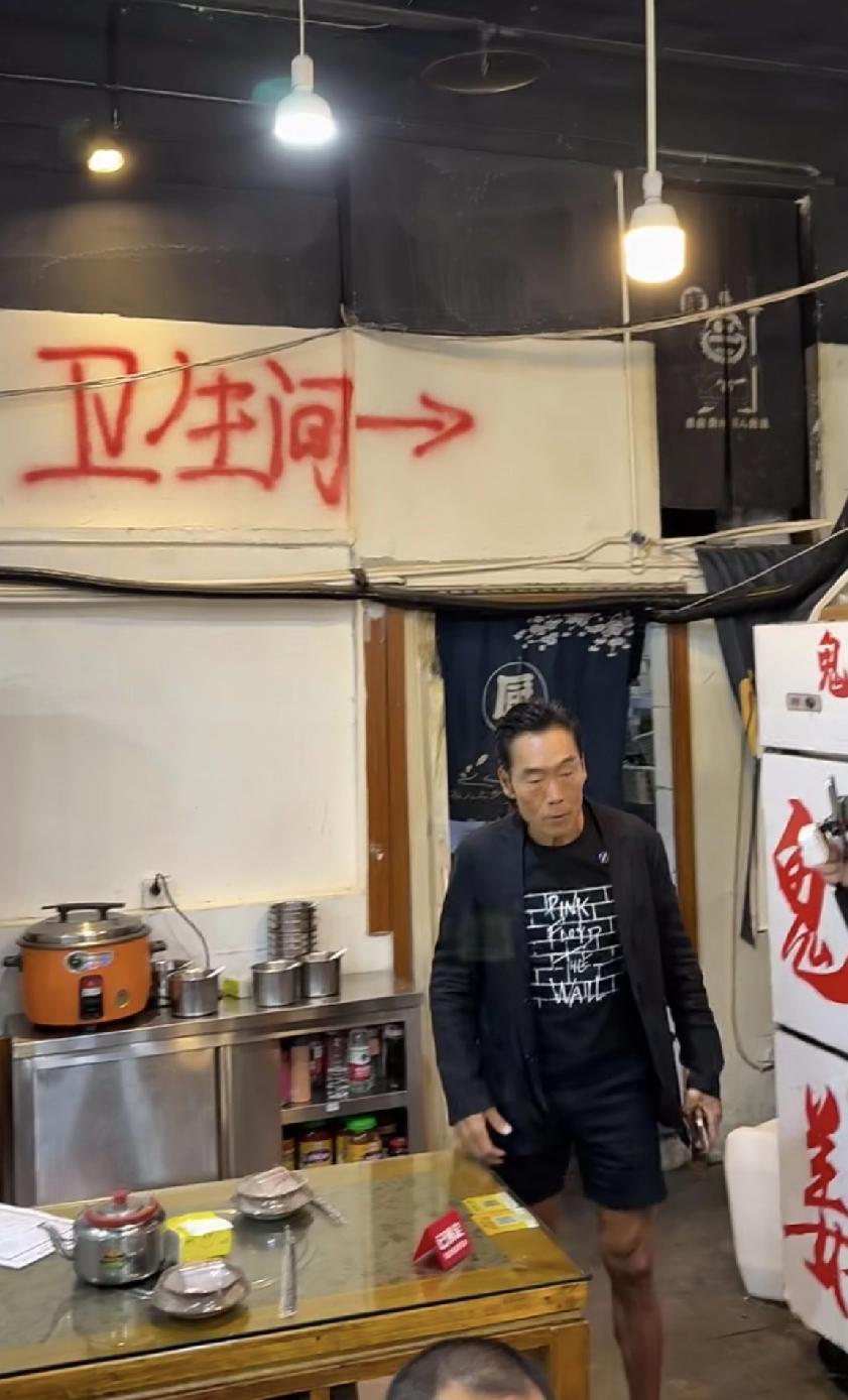 “加钱哥”现在混这么差了吗？[捂脸哭]这吃饭的环境有点不符合他的身份啊，不过穿