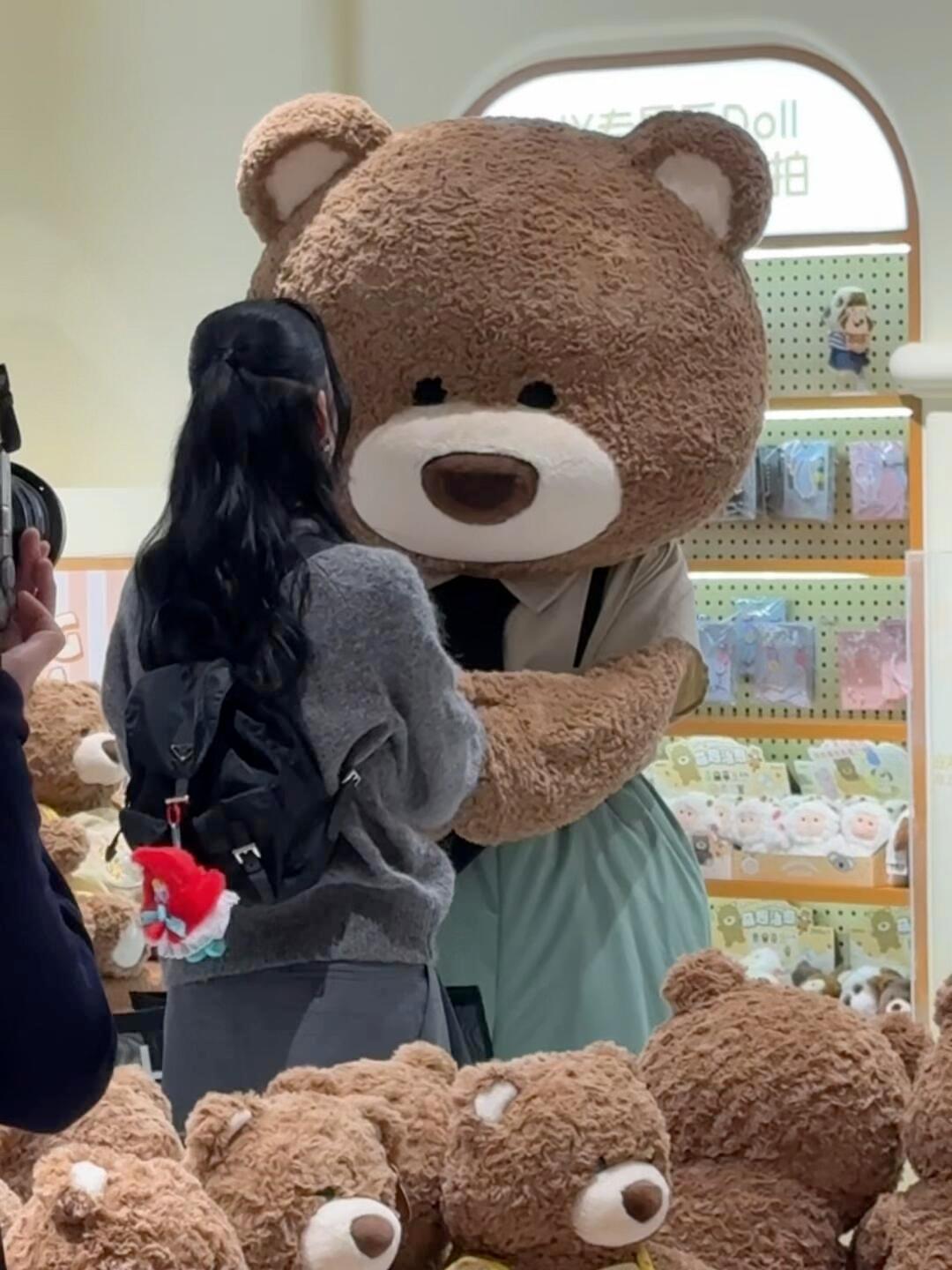 这波偏心我磕疯了！水果姐独宠吉福特熊，演唱会撒熊雨、逛店贴贴，区别对待也太可爱了