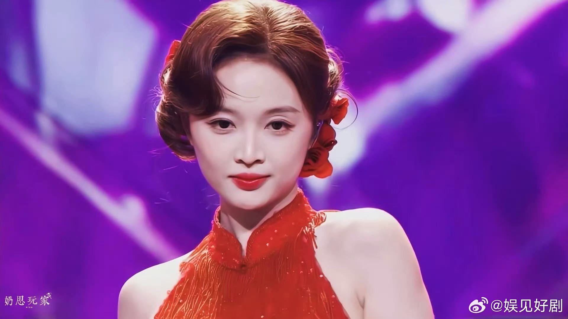 吴宣仪女人味这一块吴宣仪今晚舞台绝了[点赞]穿红色旗袍唱《夜上海》，这下子是