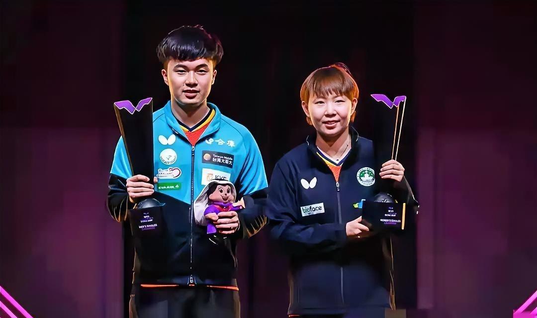 中国夺冠！1月12日凌晨，WTT冠军赛落下帷幕，当国乒队员们在领奖台上同时升起两