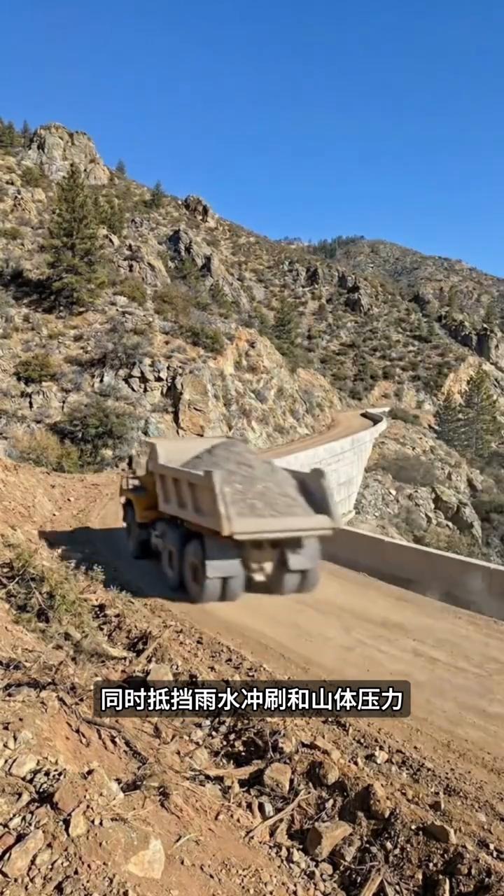 精工修筑山路。原来深山里的盘山公路竟然是这样一点点凿出来的。·施工队首先把重