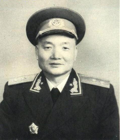 1955年大授衔时，周恩来特地找来孔从洲谈话，告诉他如果按照起义将领的身份，他才