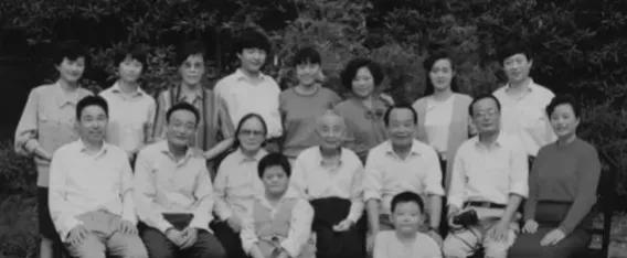 1997年吴邦国全家照：揭秘吴邦国兄妹六人的家庭故事。一张1997年的全家福，