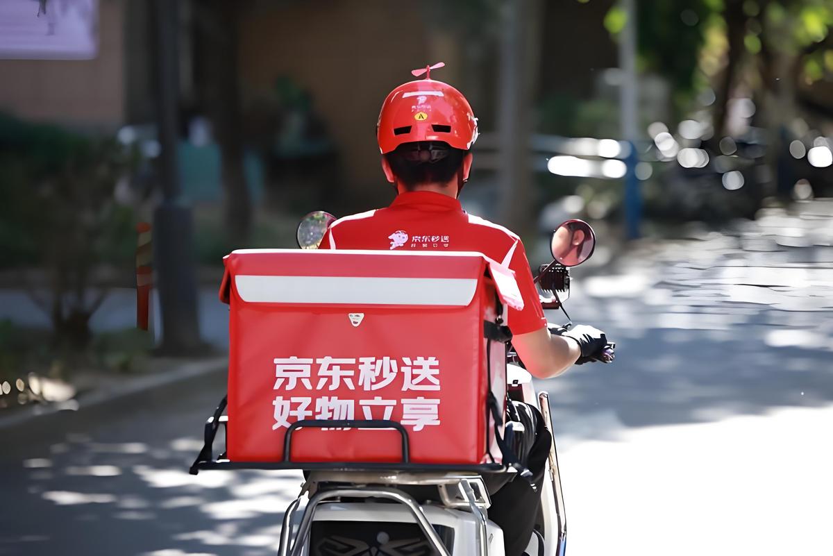 2025年2月，京东高调杀入外卖赛道，抛出“全年免佣金”的重磅政策，一时间红色骑