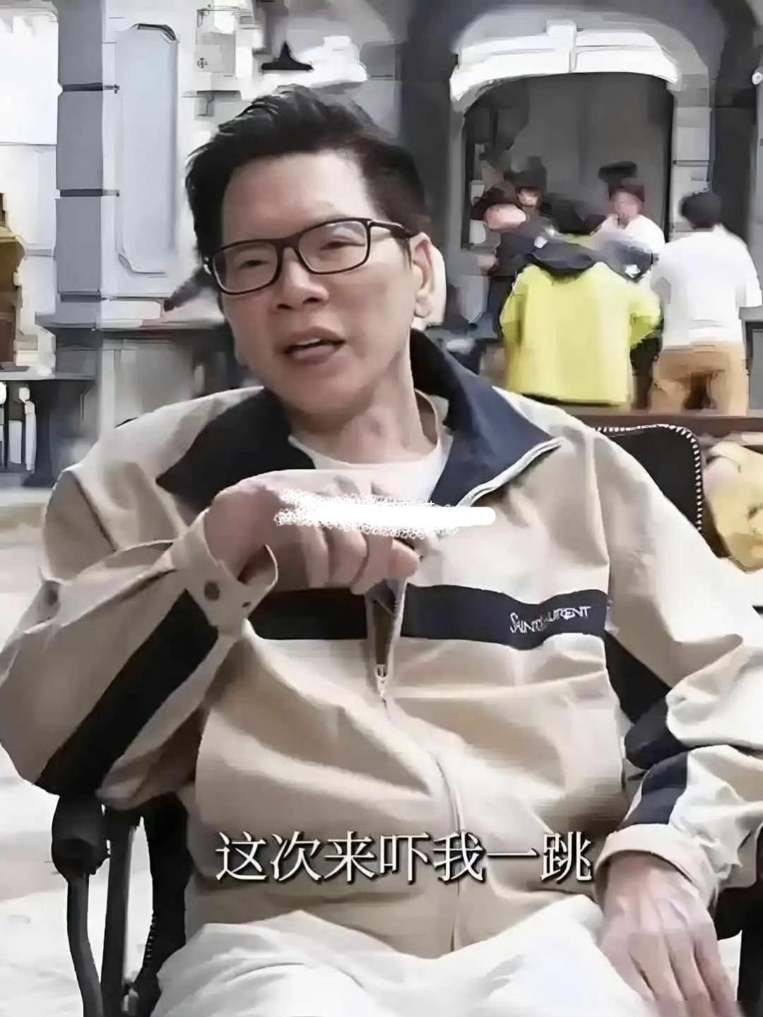 听说向佐拍短剧大获好评，向华强特意跑到横店去看儿子拍短剧。之前外界还在调侃星二