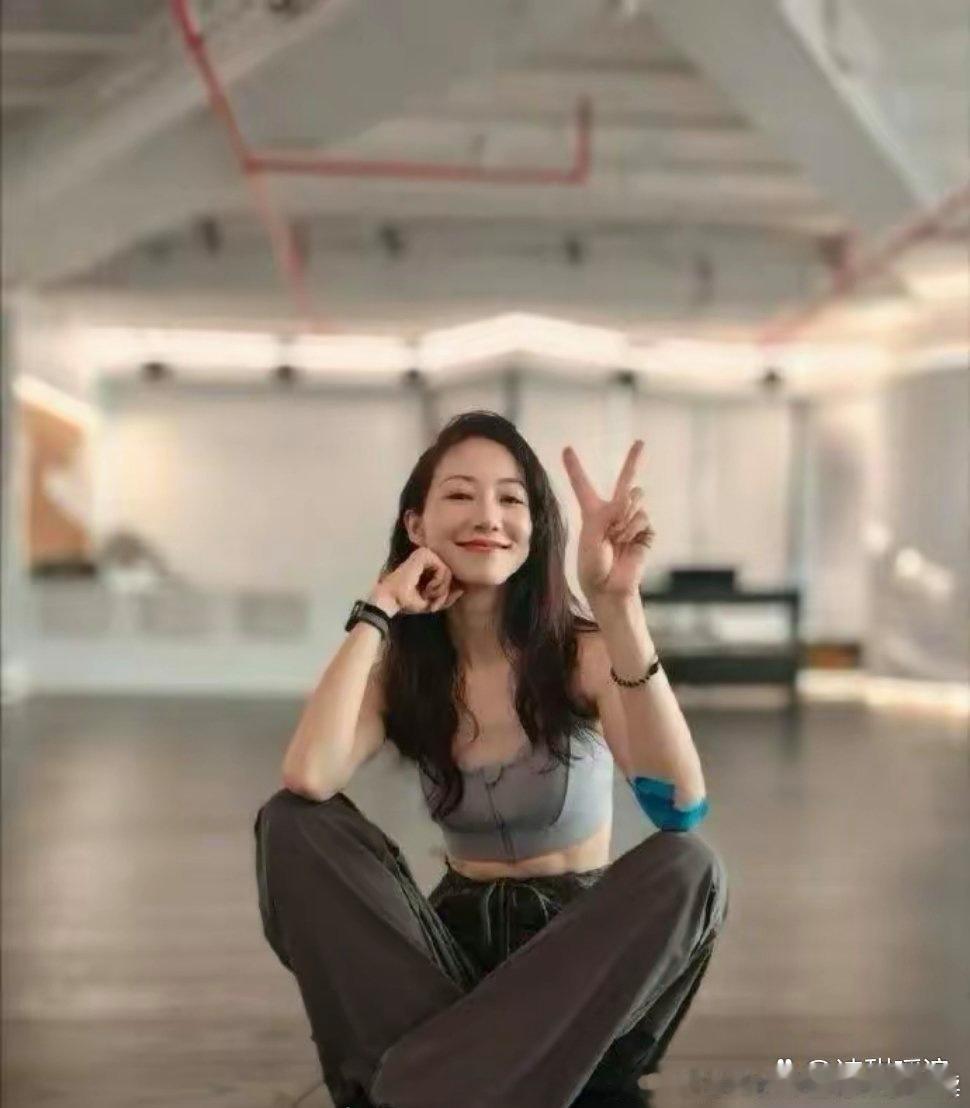 好奇怪啊，韩雪的身材看起来并不胖，但她肚子上的肉让人有些惊讶