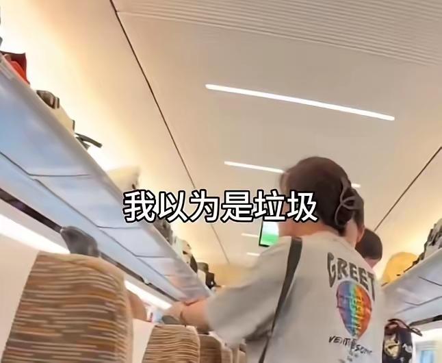 太嚣张了！男子离座几分钟，邻座女子竟将他的私人物品当垃圾扔了高铁上这段视频，