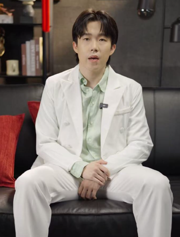 中国乒乓球运动员王楚钦在社交平台发视频送中秋祝福，眼尖的网友发现王楚钦身穿衬衫的