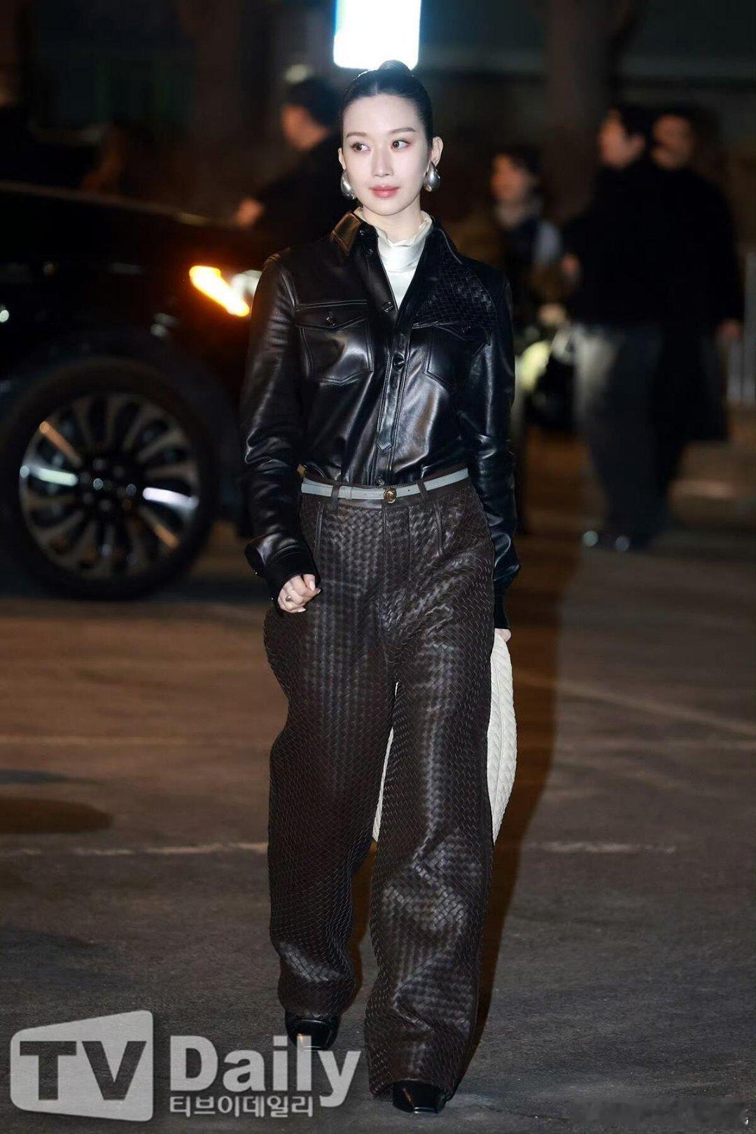 文佳煐结束跟D&G合作转头BottegaVeneta了，这大光明真考验头骨脸型